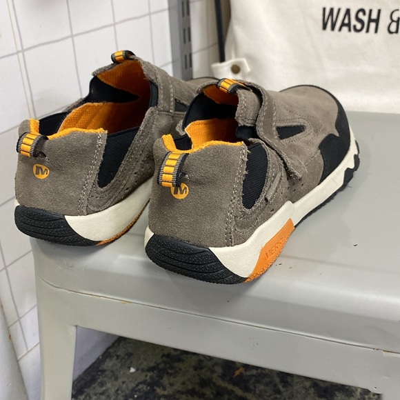 Merrell, size 5, boy shoes, never worn - Picture 4 of 4